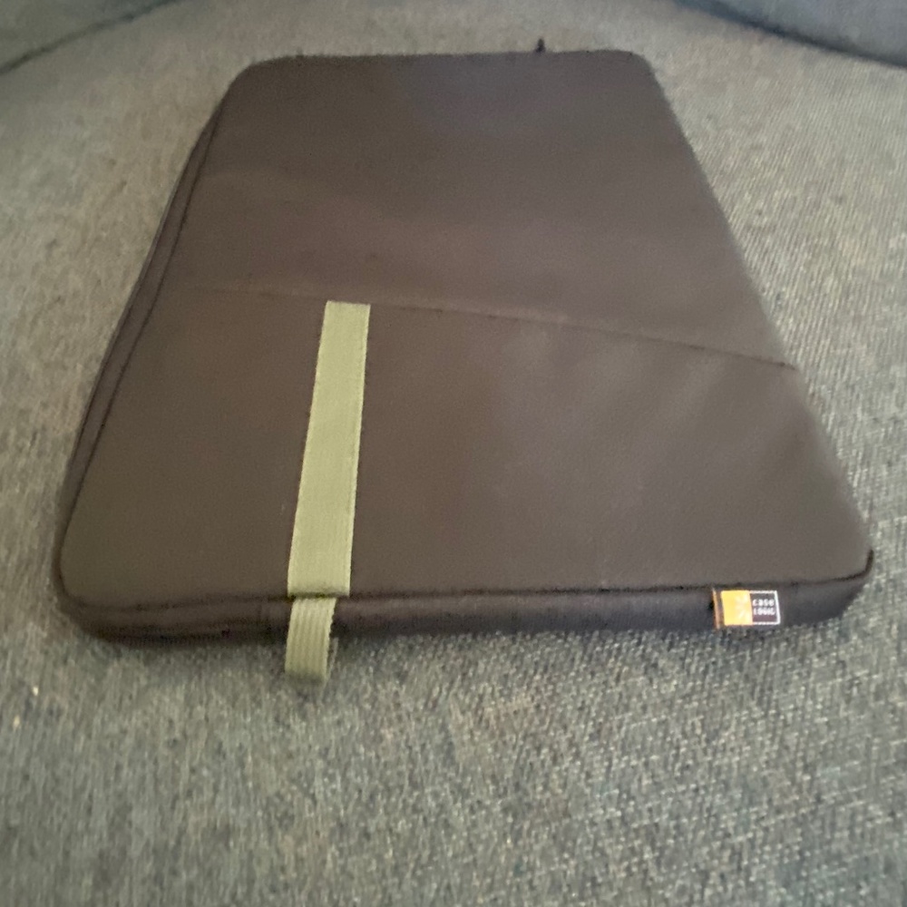 New Case Logic Padded Black Case for iPad, Tablet or Laptop , Zippered 11” x 16”